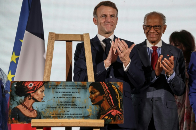 Le président français Emmanuel Macron, à gauche, avec à sa droite le Premier ministre mauricien Navin Ramgoolam, à Port-Louis sur l'île Maurice, le 21 novembre 2025 ( AFP / Ludovic MARIN )