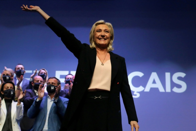 Marine Le Pen, présidente du Rassemblement national (RN), salue l'assistance lors d'un congrès du parti à Perpignan (Pyrénées-Orientales), le 4 juillet 2021 ( AFP / VALENTINE CHAPUIS )