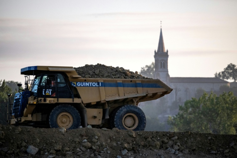 Un camion sur le chantier de l'autoroute A69 à Cuq-Toulza, dans le sud-ouest de la France, le 5 septembre 2025 ( AFP / Lionel BONAVENTURE )