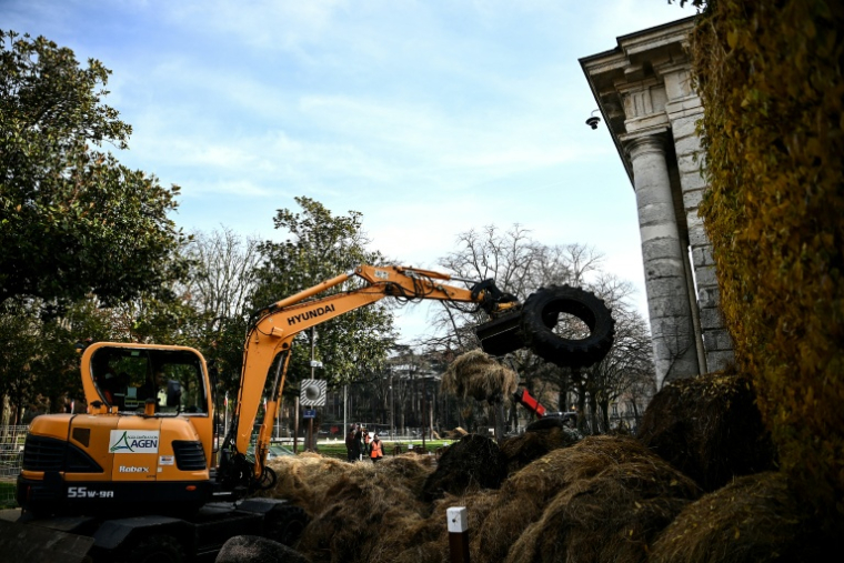 Des employés municipaux dégagent les déchets déversés pendant la nuit par des agriculteurs du syndicat CR47 (Coordination rurale 47) devant le tribunal d'Agen, le 12 décembre 2025 dans le Lot-et-Garonne ( AFP / Christophe ARCHAMBAULT )
