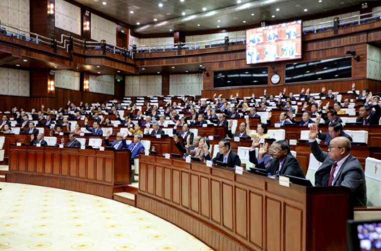 Photo prise et diffusée par l'Assemblée nationale du Cambodge, le 25 août 2025 à Phnom Penh, montrant des membres du parlement participant à une réunion pour adopter une loi permettant de retirer la nationalité cambodgienne aux personnes accusées de collusion avec l'étranger ( Assemblée nationale du Cambodge / Handout )