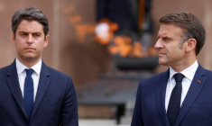 Emmanuel Macron et Gabriel Attal lors d'une cérémonie marquant le 84e anniversaire de l'appel à la résistance de feu le général français Charles de Gaulle pendant la Seconde Guerre mondiale, le 18 juin 1940