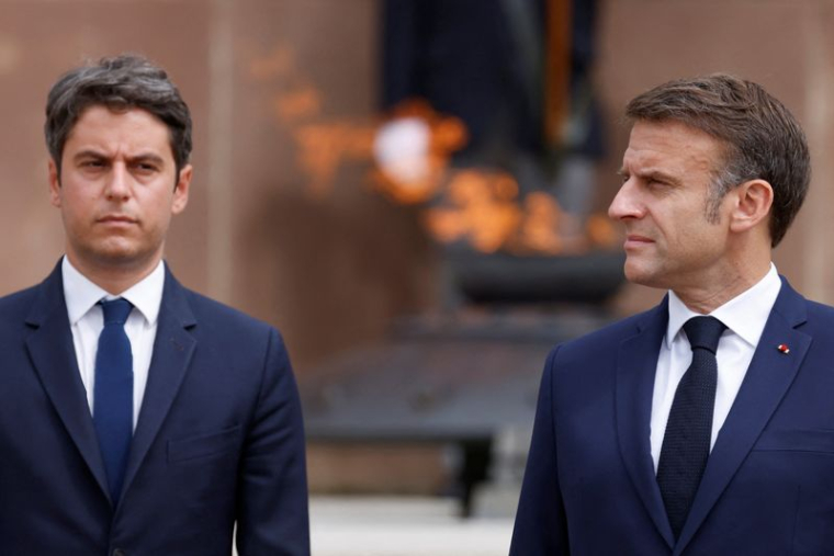 Emmanuel Macron et Gabriel Attal lors d'une cérémonie marquant le 84e anniversaire de l'appel à la résistance de feu le général français Charles de Gaulle pendant la Seconde Guerre mondiale, le 18 juin 1940