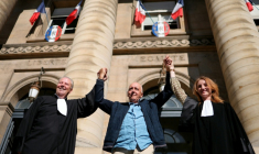Dany Leprince entouré de ses avocats Olivier Morice et Missiva Chermak Felonneau après la décision de la Cour de révision, à Paris, le 2 juillet 2026 ( AFP / Thomas SAMSON )