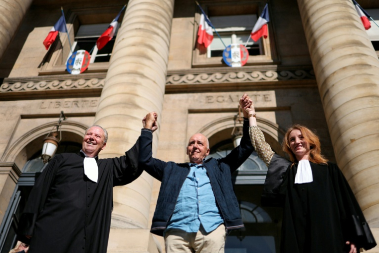 Dany Leprince entouré de ses avocats Olivier Morice et Missiva Chermak Felonneau après la décision de la Cour de révision, à Paris, le 2 juillet 2026 ( AFP / Thomas SAMSON )