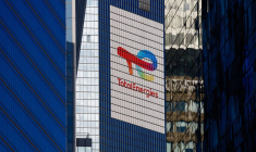 Le logo de TotalEnergies est visible au siège de la société dans le quartier de La Défense