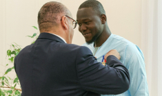 Fousseynou Cissé reçoit la médaille du courage par le Préfet de police de Paris  Laurent Nunez (g), le 13 juillet 2025 à la préfecture de police de Paris ( AFP / ALAIN JOCARD )