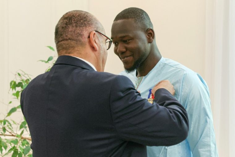 Fousseynou Cissé reçoit la médaille du courage par le Préfet de police de Paris Laurent Nunez (g), le 13 juillet 2025 à la préfecture de police de Paris ( AFP / ALAIN JOCARD )