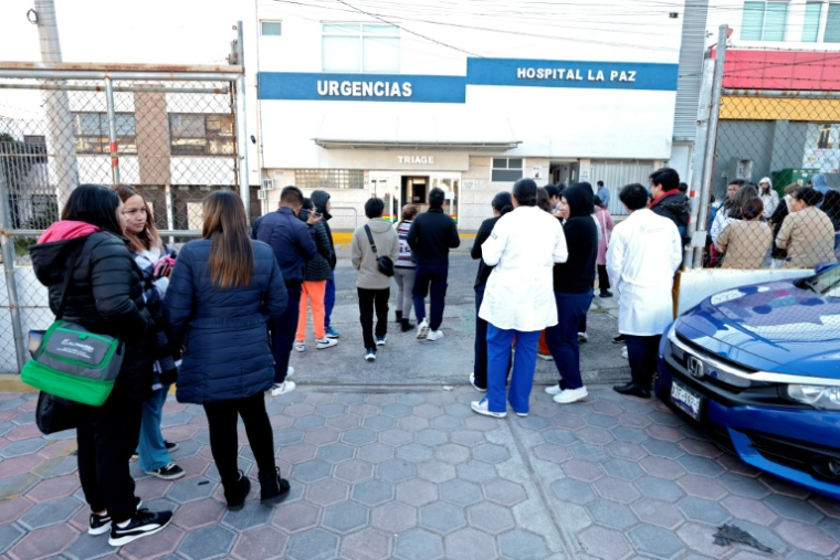 Des personnes attendent à l'extérieur après l'évacuation d'un hôpital en raison d'un séisme à Puebla, au Mexique, le 2 janvier 2026 ( AFP / ULISES RUIZ )