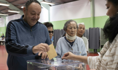 Des Calédoniens votent aux élections provinciales, à Nouméa, le 28 juin 2026 ( AFP / Delphine MAYEUR )