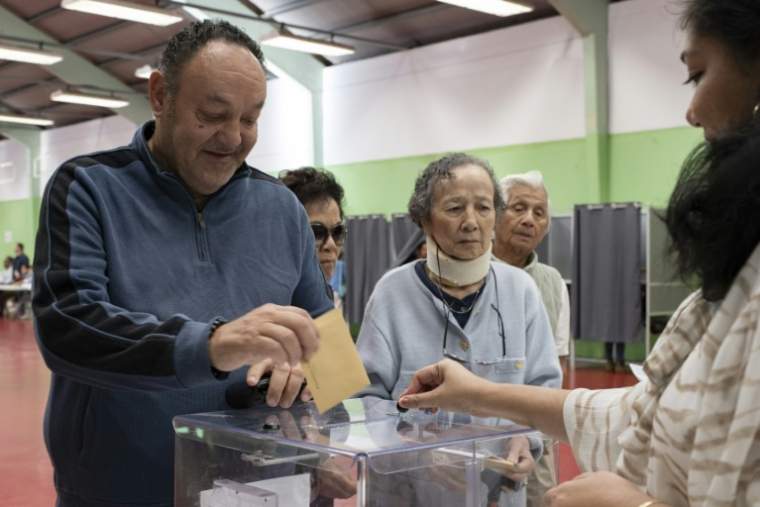 Des Calédoniens votent aux élections provinciales, à Nouméa, le 28 juin 2026 ( AFP / Delphine MAYEUR )