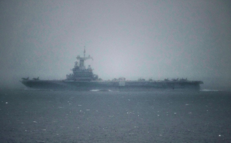 Le porte-avions français Charles-de-Gaulle passe le détroit de Gibraltar, au large des côtes du sud de l'Espagne, à Tarifa, le 6 mars 2026 ( AFP / JORGE GUERRERO )