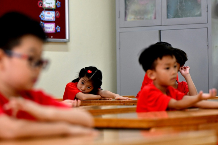 Des écoliers suivent un cours de français à l'école Doan Thi Diem d'Hanoï, la première de la capitale vietnamienne à avoir introduit le français en primaire, le 29 août 2025 ( AFP / Nhac NGUYEN )