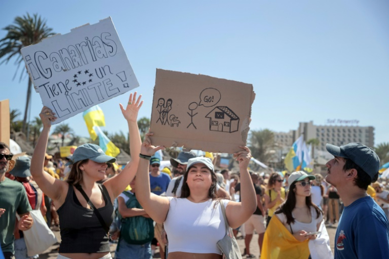 Manifestation sur la plage de Las Americas à Arona contre le tourisme de masse, sur l'île espagnole de Tenerife, aux Canaries, le 20 octobre 2024 ( AFP / DESIREE MARTIN )