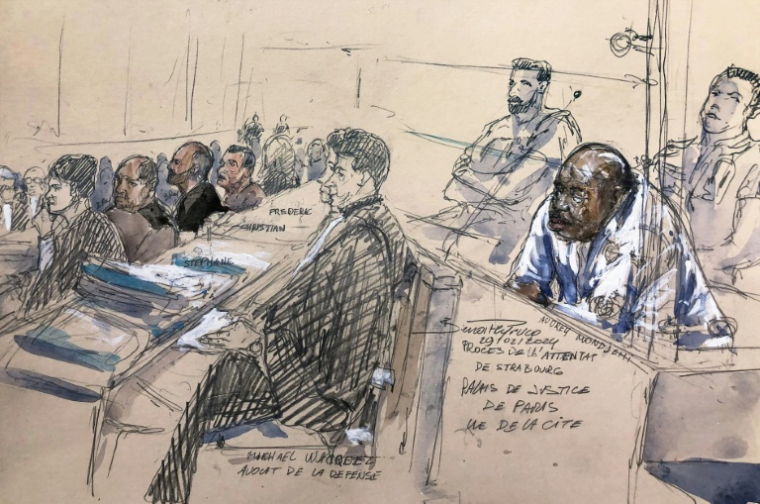 Croquis d'audience du 29 février 2024 montrant l'accusée Audrey Mondjehi (2e d) lors du procès de l'attentat du marché de Noël de Strasbourg en 2018, au palais de justice de Paris ( AFP / Benoit PEYRUCQ )