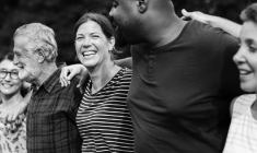 Le gouvernement a trouvé une solution pour faire cohabiter seniors et jeunes(Crédit photo: Rawpixel.com)