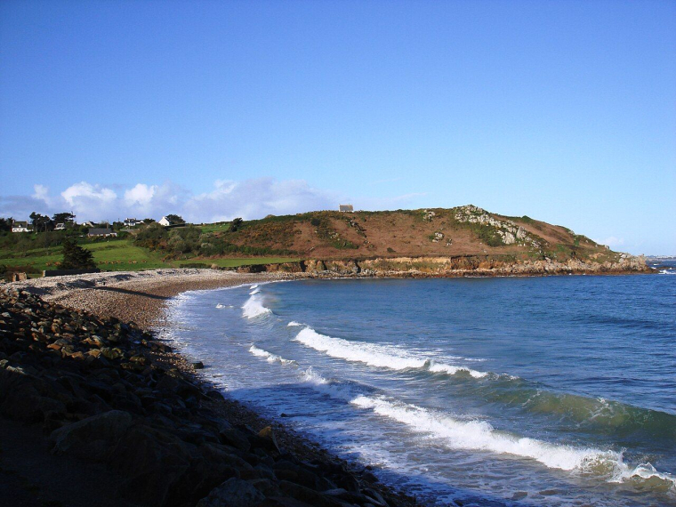 Plage du Guerzit à Plougasnou (Crédits photo : Wikimedia Commons - Ouicoude )