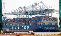 Photo d'archives des conteneurs empilés sur le porte-conteneurs CMA CGM