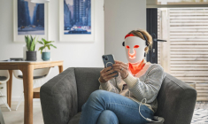 Les masques LED promettent une peau plus lisse, plus ferme et repulpée. ( crédit photo : Getty Images )