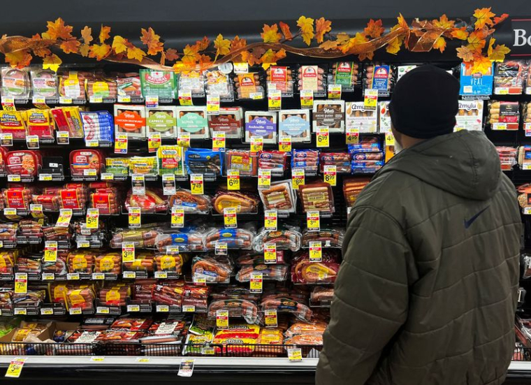 Un client regarde des aliments exposés dans un supermarché à Chicago
