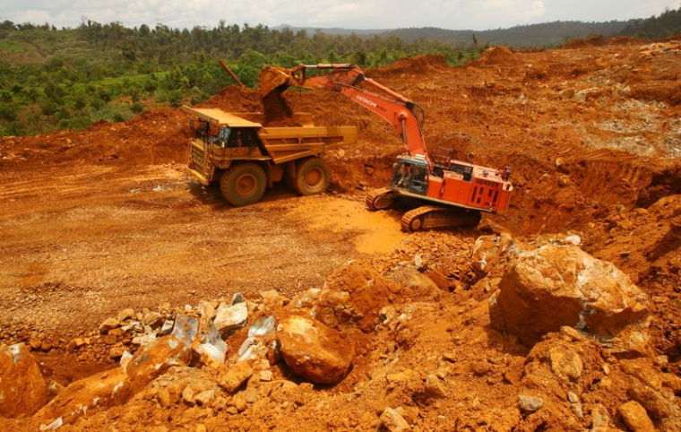 Un camion charge de la terre contenant du nickel sur l'île de Halmahera
