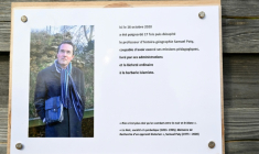 Une plaque commémorative à la mémoire de Samuel Paty, le 16 octobre 2023, près du collège du Bois d'Aulne à Conflans-Sainte-Honorine, dans les Yvelines ( POOL / Bertrand GUAY )