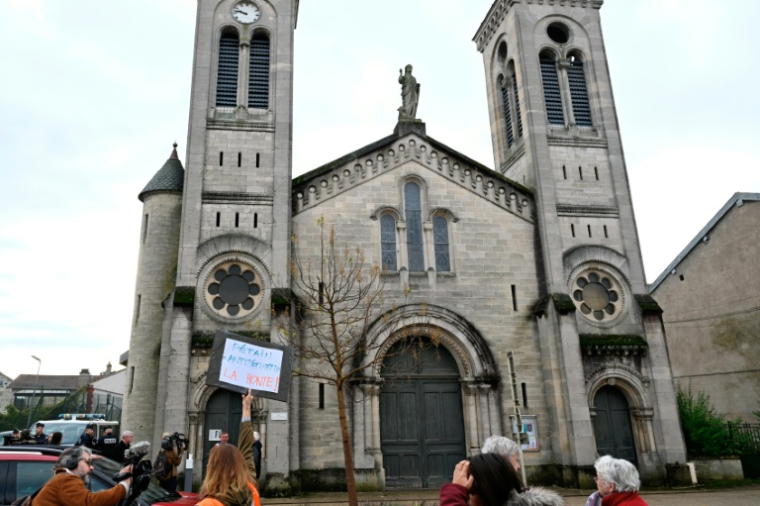 Des manifestants devant l'église où a eu lieu une cérémonie en hommage à Pétain organisée par une association, le 15 novembre 2025, à Verdun dans la Meuse ( AFP / Jean-Christophe VERHAEGEN )