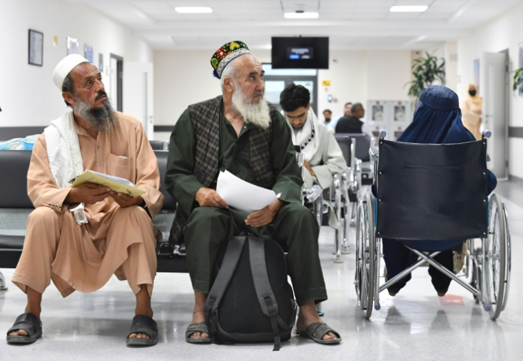 Afghans au centre médical et commercial d'Airitom en Ouzbékistan, le 16 août 2025 ( AFP / Vyacheslav OSELEDKO )