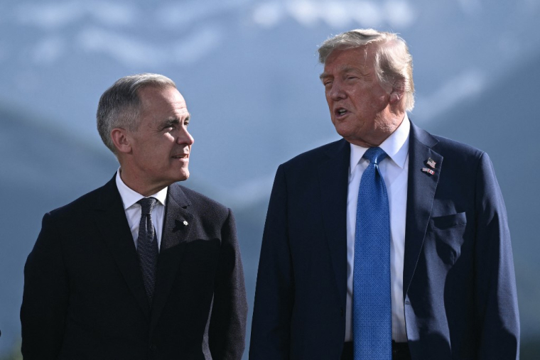 Mark Carney et Donald Trump à Kananaskis, au Canada, le 23 octobre 2025. ( AFP / BRENDAN SMIALOWSKI )