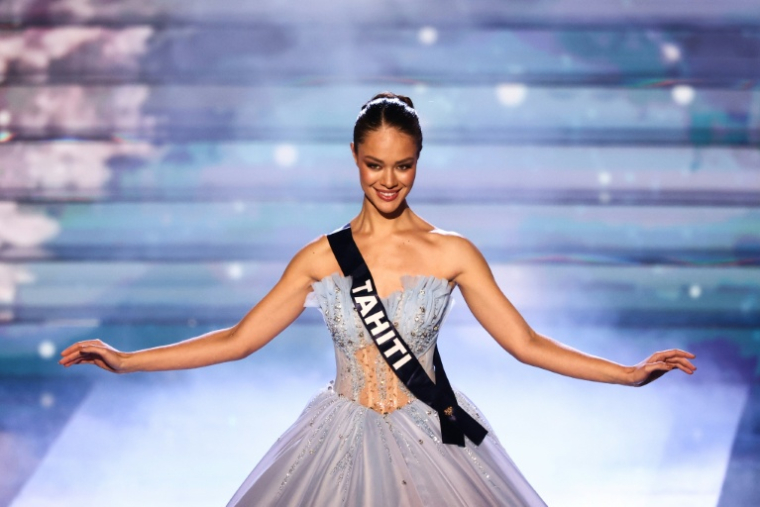 La Miss Tahiti, Hinaupoko Devèze, se produit sur scène lors du concours de beauté Miss France 2026 au Zénith d'Amiens, dans la Somme, le 6 décembre 2025 ( AFP / Sameer AL-DOUMY )