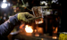 Photo d'archives d'un employé tenant un verre alors qu'il travaille dans une usine près d'Orléans en France