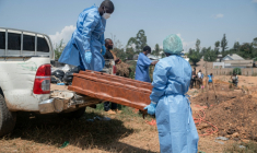 Un prêtre procède à une cérémonie de bénédiction au cimetière de Mbiyo pour une victime du virus Ebola, le 19 juin 2026 à Bunia, en RDC ( AFP / Jospin Mwisha )