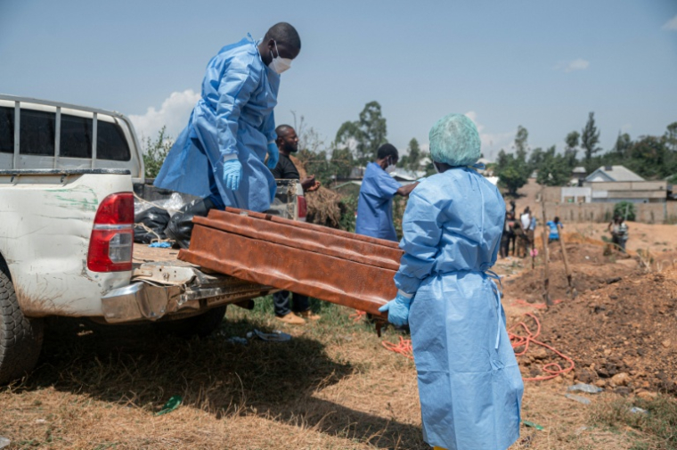 Un prêtre procède à une cérémonie de bénédiction au cimetière de Mbiyo pour une victime du virus Ebola, le 19 juin 2026 à Bunia, en RDC ( AFP / Jospin Mwisha )
