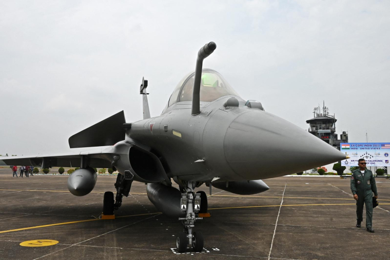 Cette image montre un avion de chasse Rafale lors de l'exercice « Cope India 2023 » entre l'armée de l'air américaine (USAF) et l'IAF à la base aérienne de Kalaikunda, dans l'État indien du Bengale occidental, le 24 avril 2023. ( AFP / DIBYANGSHU SARKAR )