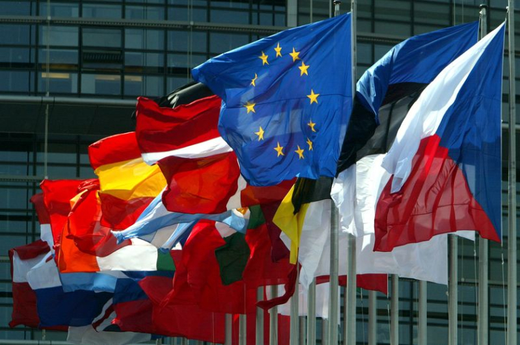 Le drapeau européen et les drapeaux nationaux des pays membres de l'Union européenne devant le Parlement européen à Strasbourg
