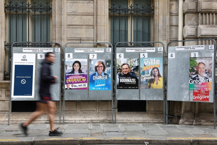 Affiches des candidats à la mairie de Paris sur les panneaux électoraux pour les prochaines élections municipales à Paris
