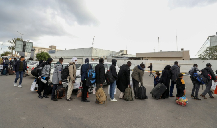 Des migrants soudanais font la queue à l'aéroport de Mitiga, à Tripoli, en Libye, avant de rentrer volontairement dans leur pays, le 15 décembre 2021 ( AFP / Mahmud Turkia )