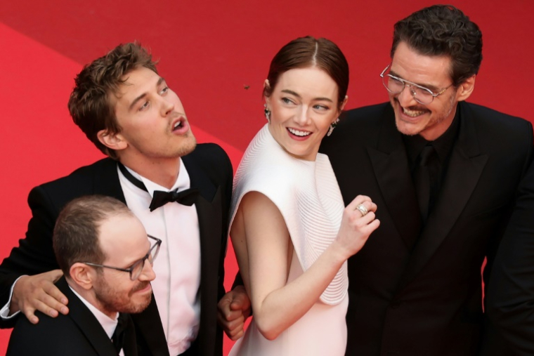 (g-d) Le réalisateur américain Ari Aster, l'acteur américain Austin Butler, l'actrice américaine Emma Stone et l'acteur chilo-américain Pedro Pascal arrivent pour la projection du film "Eddington" au 78e Festival de Cannes, le 16 mai 2025 ( AFP / Sameer AL-DOUMY )