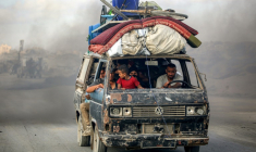 Des Palestiniens à bord d'un véhicule évacuent la ville de Gaza, dans le nord de la bande de Gaza, pour aller vers le sud, le 2 septembre 2025 ( AFP / Eyad BABA )