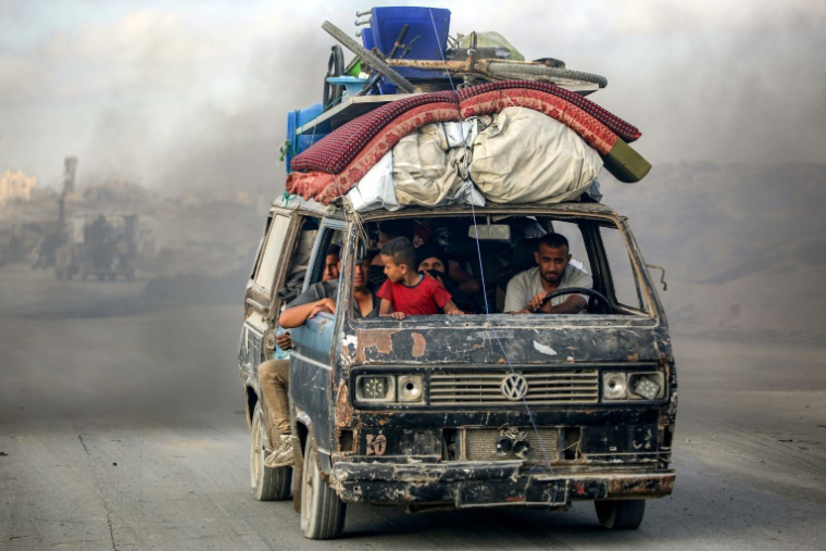 Des Palestiniens à bord d'un véhicule évacuent la ville de Gaza, dans le nord de la bande de Gaza, pour aller vers le sud, le 2 septembre 2025 ( AFP / Eyad BABA )