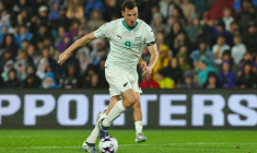 Chris Wood prend un carton jaune pour avoir signé des autographes