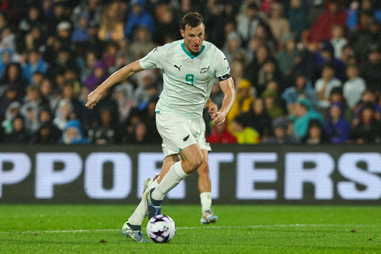 Chris Wood prend un carton jaune pour avoir signé des autographes