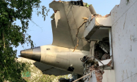 L'arrière du Boeing d'Air India après s'être écrasé sur une zone résidentielle près de l'aéroport d'Ahmedabad, dans l'ouest de l'Inde, le 12 juin 2025 ( AFP / Sam PANTHAKY )