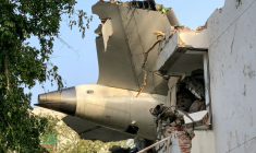 L'arrière du Boeing d'Air India après s'être écrasé sur une zone résidentielle près de l'aéroport d'Ahmedabad, dans l'ouest de l'Inde, le 12 juin 2025 ( AFP / Sam PANTHAKY )