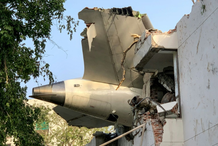 L'arrière du Boeing d'Air India après s'être écrasé sur une zone résidentielle près de l'aéroport d'Ahmedabad, dans l'ouest de l'Inde, le 12 juin 2025 ( AFP / Sam PANTHAKY )