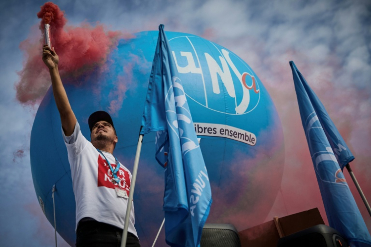 Manifestation de salariés de SFR à Paris le 24 septembre 2026, à l'appel des syndicats UNSA, CFDT et CFTC, pour protester contre la vente de l'opérateur télécoms. ( AFP / Kiran RIDLEY )
