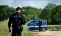 Des gendarmes forment un périmètre de sécurité autour de la zone où de nouvelles fouilles sont en cours pour retrouver d'éventuelles traces des victimes d'Emile Louis, à Rouvray, dans l'Yonne, le 26 mai 2025 ( AFP / ARNAUD FINISTRE )