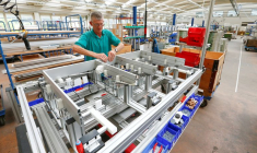 Un employé assemble une armoire de toilette dans l'usine du fabricant suisse d'armoires de toilette Schneider à Flums