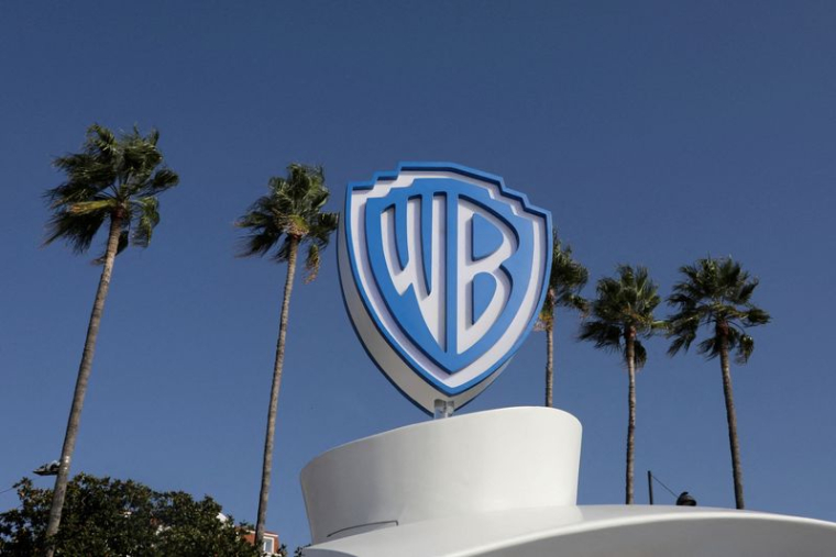 Le logo de Warner Bros lors du marché annuel des programmes de télévision MIPCOM à Cannes