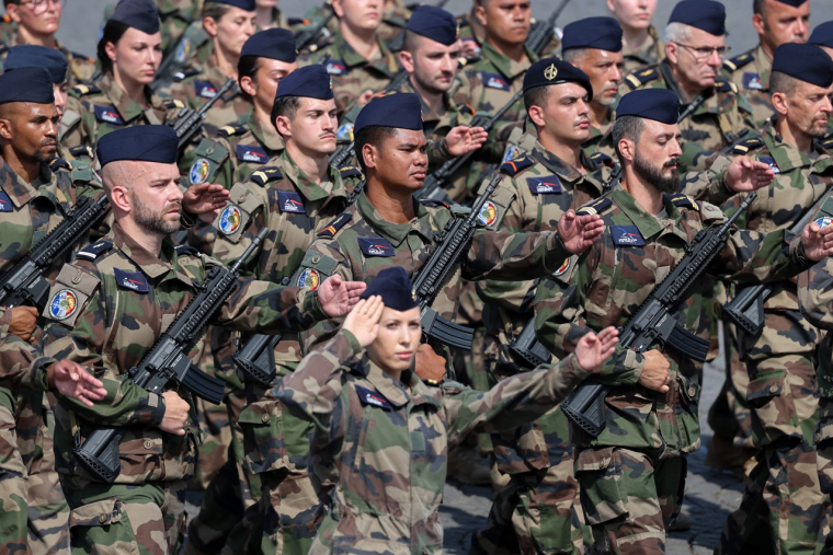 Des militaires de la base aérienne 942 de Mont-Verdun défilent sur l'avenue des Champs-Élysées à Paris à l'occasion du traditionnel défilé militaire de la Fête nationale, le 14 juillet 2026.  (Crédit : Ludovic MARIN / AFP)